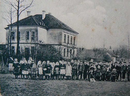 Obecná škola v Nesvačilech, foto 1910